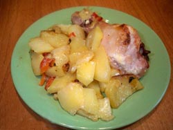 Вкусным  угощением  на рождество может стать запеченная   Курица в шубке